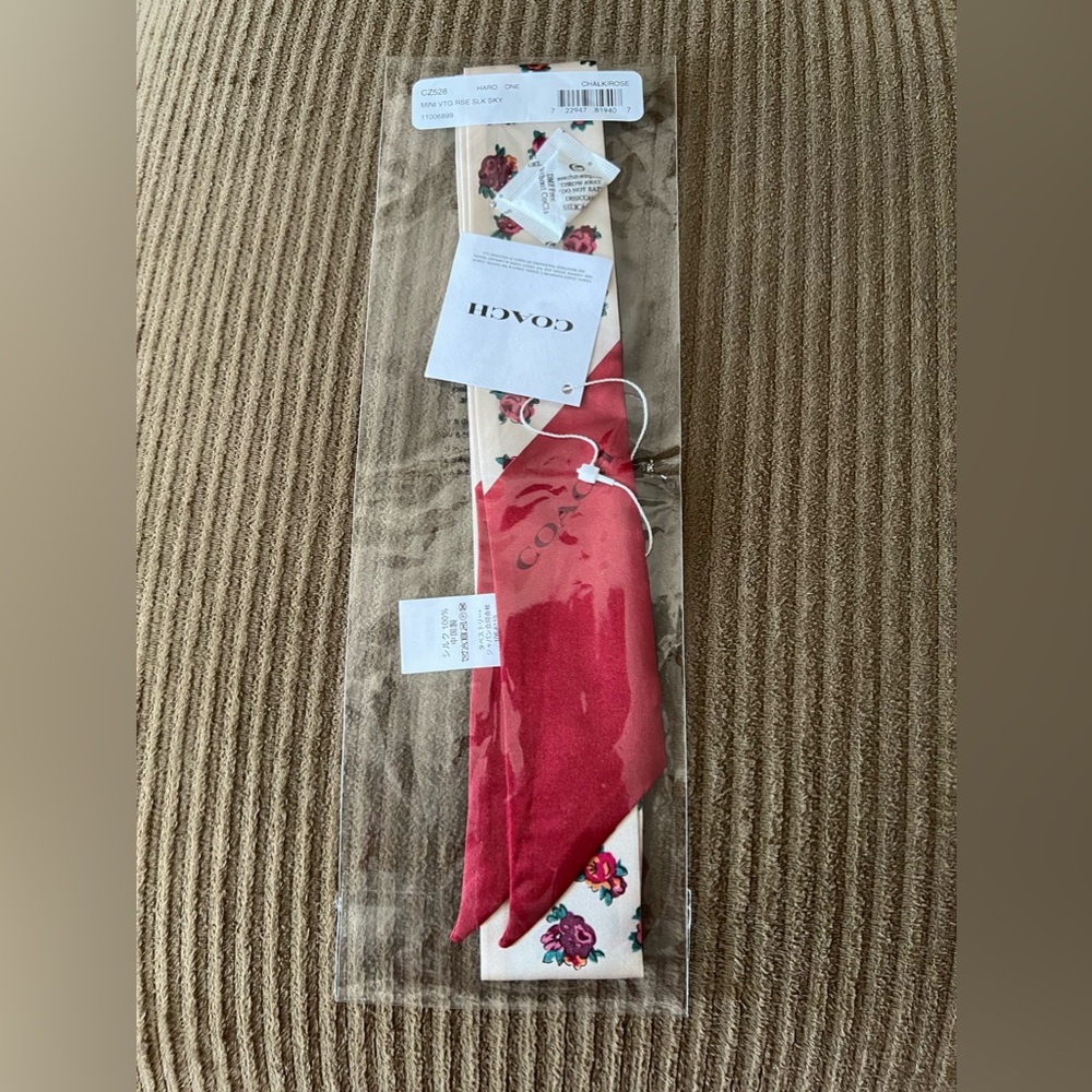 Coach Mini Vintage Rose Print Silk Skinny Scarf nwt in packaging - Picture 2 of 3